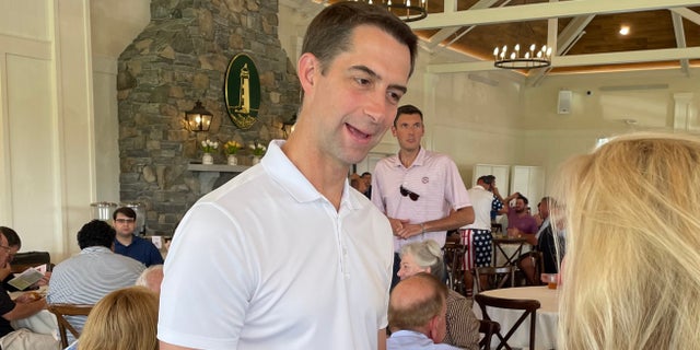 El senador republicano Tom Cotton de Arkansas habla con un activista durante una recaudación de fondos del Partido Republicano de New Hampshire en Rye, NH, el 16 de agosto de 2022.