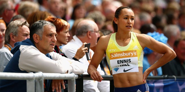 Jessica Ennis-Hill of Great Britain talks with coach Tony Minichiello while competing in the women's long jump at the Sainsbury's Anniversary Games at The Stadium — Queen Elizabeth Olympic Park July 25, 2015, a Londra.