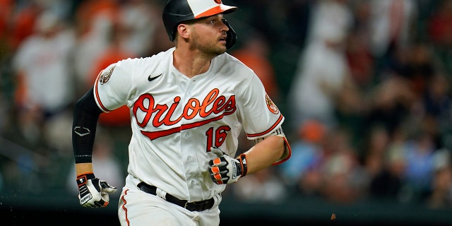 Baltimore Orioles' Trey Mancini watches his ball as he hits a sacrifice fly ball to score Jorge Mateo during the eighth inning of a baseball game against the Tampa Bay Rays, 星期二, 七月 26, 2022, in Baltimore. The Orioles won 5-3.