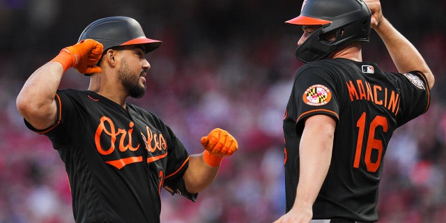 Baltimore Orioles' Anthony Santander, 剩下, celebrates with Trey Mancini (16) after hitting a two-run home run during the sixth inning of the team's baseball game against the Cincinnati Reds on Friday, 七月 29, 2022, 在辛辛那提.