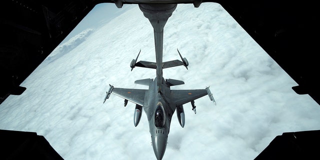US Air Force F-16 refuels over Iraq and Syria air space in 2017