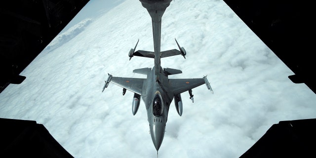 US Air Force F-16 refuels over Iraq and Syria air space in 2017