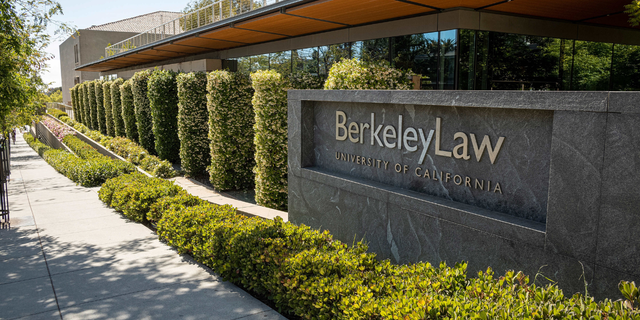 Señalización de la Facultad de Derecho de Berkeley en el campus de Berkeley de la Universidad de California en Berkeley, California, EE. UU., el viernes 4 de junio de 2021.