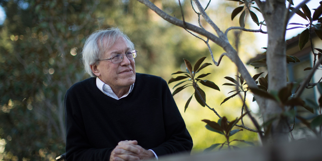 El decano de la facultad de derecho de UC Berkeley, Erwin Chemerinsky, en su casa en Oakland, California, el martes 19 de enero de 2021. 