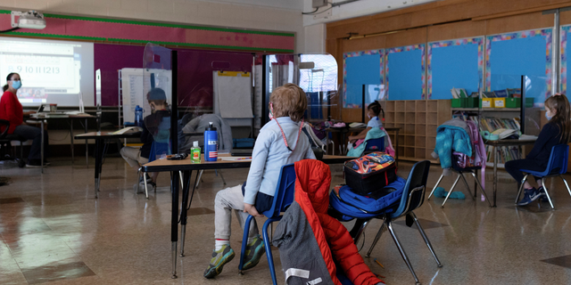 Los estudiantes regresan a la escuela cuando se levantan las restricciones de la enfermedad por coronavirus (COVID-19) en Filadelfia, Pensilvania.