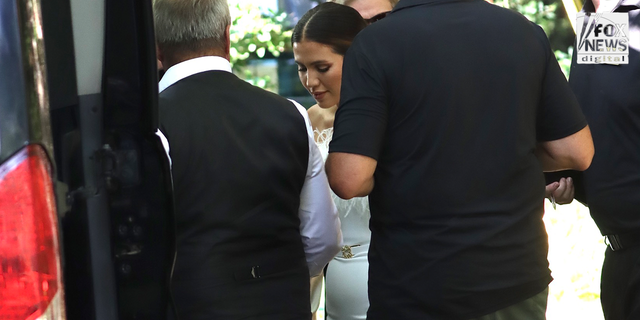A guest wearing white is seen arriving at Ben Affleck and Jennifer Lopez's wedding venue.