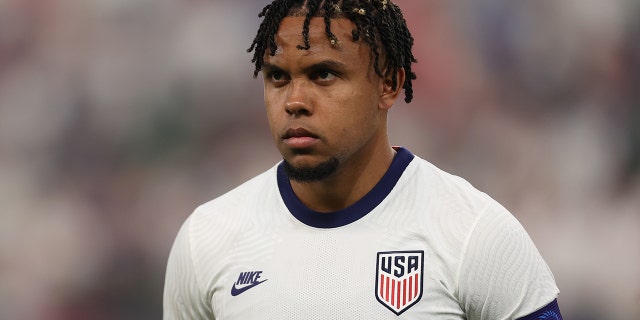 Weston McKennie représente l'hymne national avant un match contre la Grenade au stade Q2 le 10 juin 2022 à Austin, au Texas.