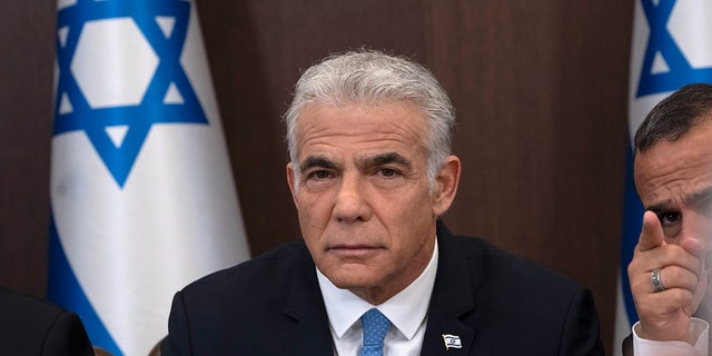 야이르 라피드 이스라엘 총리가 2022년 8월 14일 일요일 예루살렘에서 열린 주간 각료회의 시작에서 성명을 발표할 준비를 하고 있다. (AP Photo/Maya Alleruzzo, Pool)