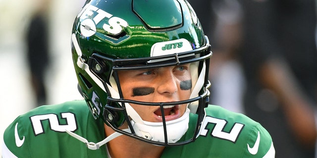 New York Jets quarterback Zach Wilson is shown during pregame warmups before the preseason game against the Philadelphia Eagles at Lincoln Financial Field in Philadelphia, ペンシルベニア, 8月に. 12, 2022.