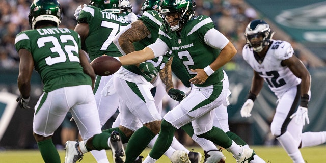 New York Jets quarterback Zach Wilson (2) fakes a handoff to running back Michael Carter (32) during the first quarter against the Philadelphia Eagles at Lincoln Financial Field in Philadelphia, ペンシルベニア, 8月に. 12, 2022.