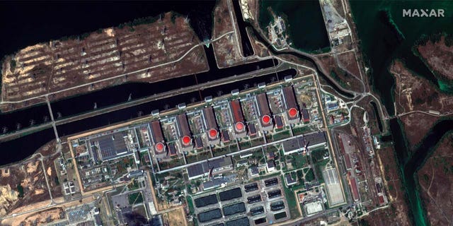 Cette image satellite fournie par Maxar Technologies montre la centrale nucléaire de Zaporizhzhia en Ukraine occupée par la Russie, le vendredi 19 août 2022.