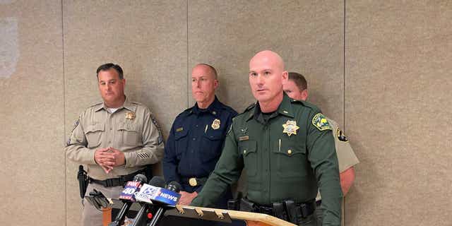 El teniente Josh Barnhart de la Oficina del Sheriff de Placer Co. habla con los periodistas el lunes 15 de agosto, 10 días después de la búsqueda de la desaparecida Kiely Rodni, de 16 años.