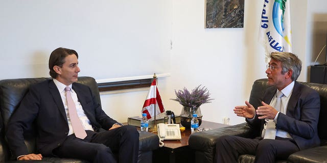 2022년 6월 13일 레바논 베이루트에서 왈리드 파야드(Walid Fayad) 레바논 관리 에너지 장관이 미국 에너지안보 수석보좌관인 아모스 호흐스타인(Amos Hochstein)을 만나고 있다. 