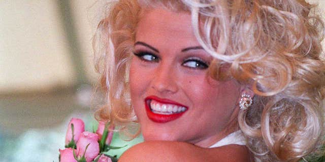 Anna Nicole Smith somrient