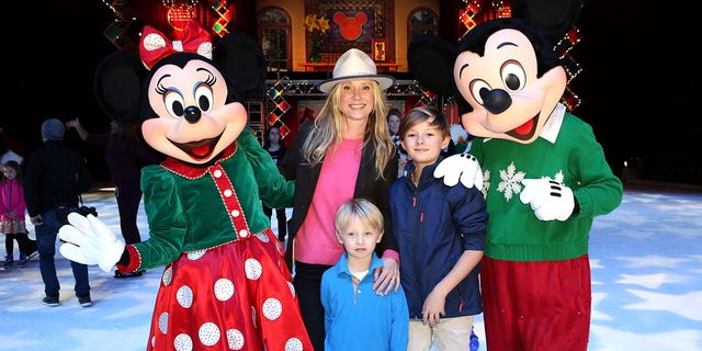 아들 아틀라스(가운데), 호머(오른쪽)와 함께 여배우 앤 헤이(Anne Heche)가 Disney On Ice에 참석하고 있습니다. Let's Celebrate!  2014년 12월 11일 캘리포니아 로스앤젤레스 스테이플스 센터에서 