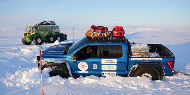 Een voertuig van Arctic Trucks kwam dit jaar vast te zitten in dun ijs in het Noordpoolgebied.