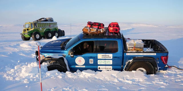 Een voertuig van Arctic Trucks kwam dit jaar vast te zitten in dun ijs in het Noordpoolgebied.