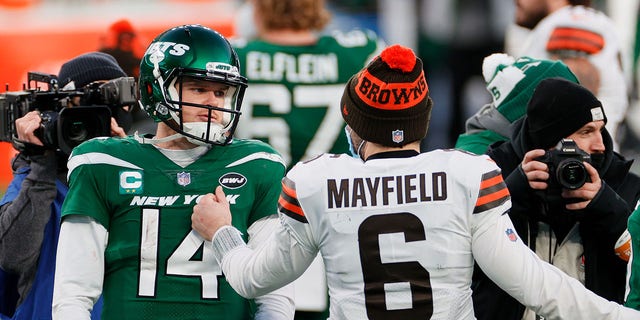 Baker Mayfield (6) dei Cleveland Browns si congratula con Sam Darnold (14) dei New York Jets dopo che i Jets hanno sconfitto i Browns 23-16 al MetLife Stadium 27 dicembre 2020, East Rutherford, NJ