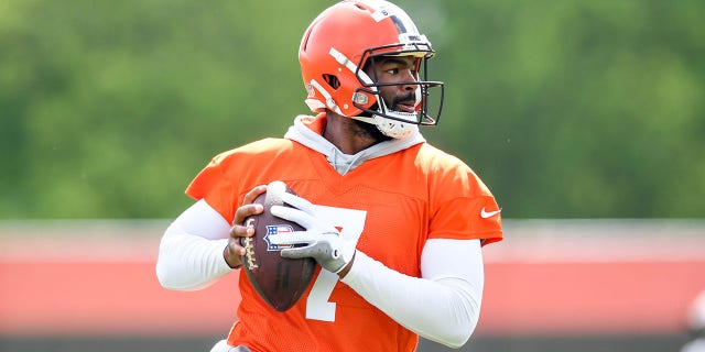 Jacoby Brissett #7 of the Cleveland Browns runs a drill during the Cleveland Browns offseason workout at CrossCountry Mortgage Campus on June 8, 2022 in Berea, Ohio.