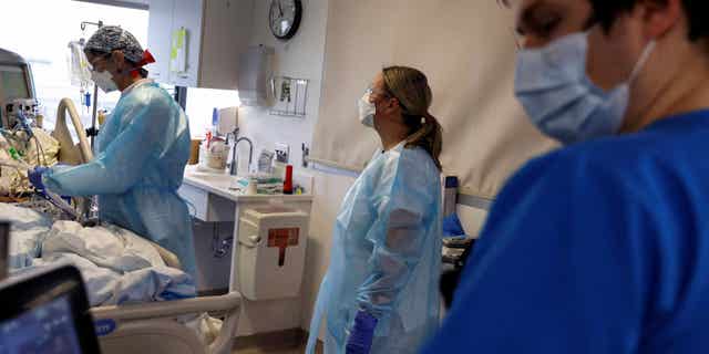 Doctors and nurses treat a coronavirus patient on the Intensive Care Unit (ICU) at the Cleveland Clinic in Cleveland, Ohio, U.S., on January 7, 2022.