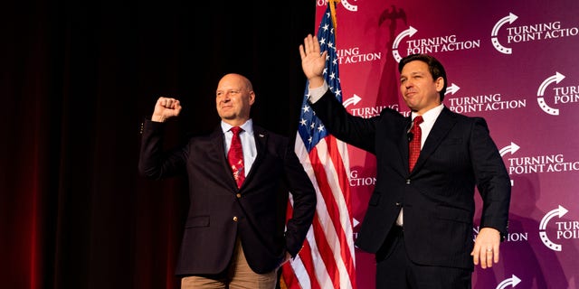 Doug Mastriano, candidat républicain au poste de gouverneur de Pennsylvanie, salue le gouverneur de Floride Ron DeSantis lors d'un rassemblement à Pittsburgh, Pennsylvanie