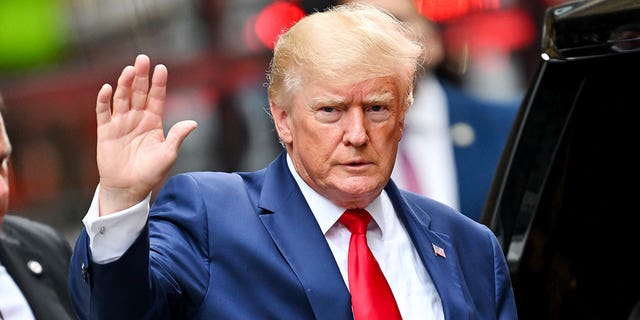 Mantan Presiden AS Donald Trump meninggalkan Trump Tower pada 10 Agustus 2022, di New York City. 
