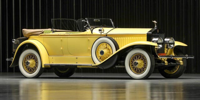 The Rolls-Royce was repainted to match one described in the novel.