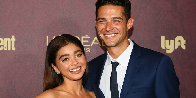 Sarah Hyland marries Wells Adams (seen in 2018) with her ‘Modern Family’ co-stars in attendance at wedding.