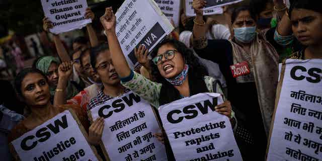 활동가들이 2022년 8월 18일 목요일 인도 뉴델리에서 집단 성폭행을 당한 죄수 11명의 형이 면제된 것에 항의하고 있다.