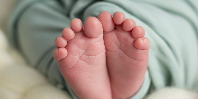 Tekenen van parechovirus - dat gevaarlijker kan zijn voor baby's jonger dan 3 maanden oud - zijn koorts, onrust en slechte voeding, volgens de CDC.