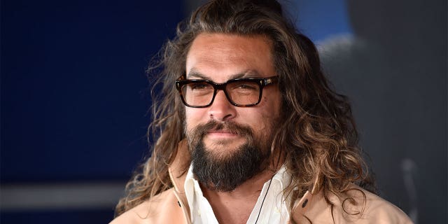 Jason Momoa a coupé ses longues mèches pour encourager les fans à éliminer le plastique à usage unique de leur vie.