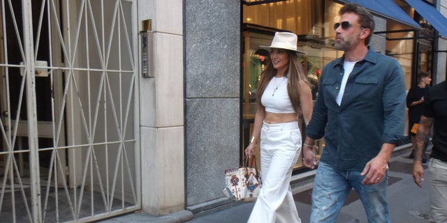 "Batman" actor Ben Affleck locked one hand with Jennifer Lopez, showing off his newest accessory on the other hand -- his gold wedding band. 