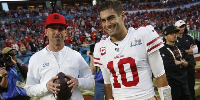 El entrenador en jefe Kyle Shanahan y Jimmy Garoppolo #10 de los San Francisco 49ers conversan en la cancha antes del partido contra los Kansas City Chiefs en el Super Bowl LIV en el Hard Rock Stadium el 2 de febrero de 2020 en Miami, Florida.  Los Chiefs vencieron a los 49ers 31-20.