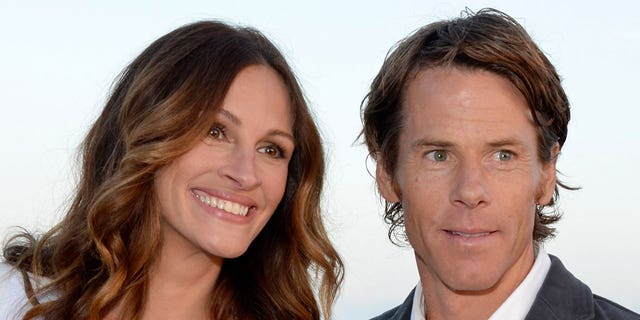 Julia Roberts swears that a good make-out session is the key to a lasting marriage. 