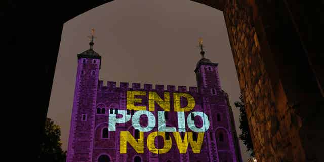 Londres ha comenzado a animar a los niños menores de 10 años a que se vacunen contra la poliomielitis después de que se confirmara que el virus se ha propagado en la ciudad. Foto: La Torre de Londres iluminó el Día Mundial contra la Polio el 1 de octubre. 24, 2021.