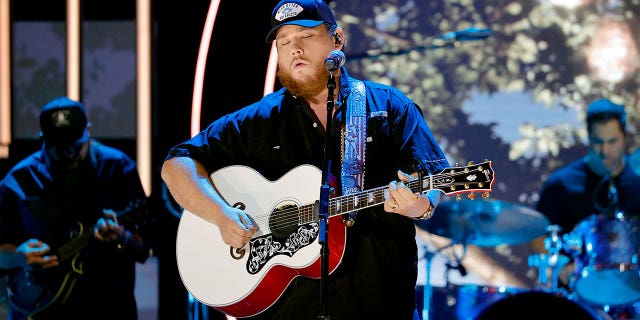 Luke Combs has refunded two young fans after working to pay for their won tickets to his show in Maine.