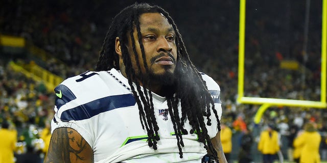 Marshawn Lynch #24 de los Seattle Seahawks observa antes del partido de eliminatoria divisional de la NFC contra los Green Bay Packers en Lambeau Field el 12 de enero de 2020 en Green Bay, Wisconsin.