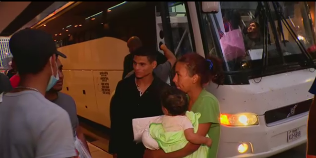 Une famille migrante à Chicago arrivant dans un bus en provenance du Texas.