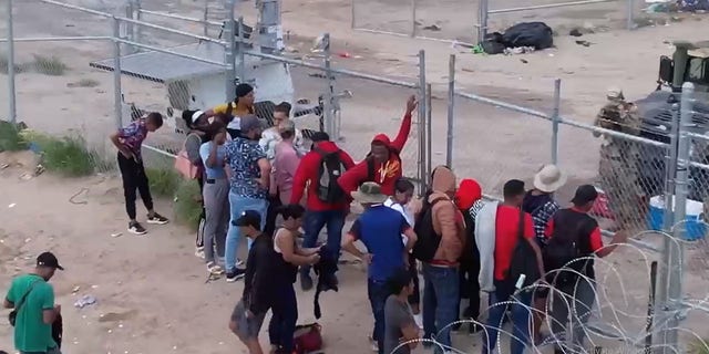 Los inmigrantes ilegales buscan ingresar a los EE. UU. en la frontera sur en Eagle Pass, Texas.