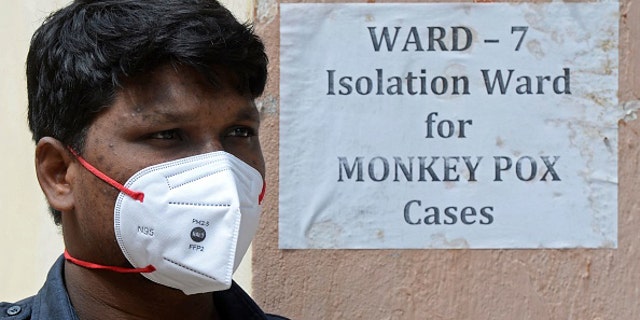 حارس أمن يقف خارج جناح الحجر الصحي لجدري القرود في مستشفى حكومي في حيدر أباد في 25 يوليو 2022.