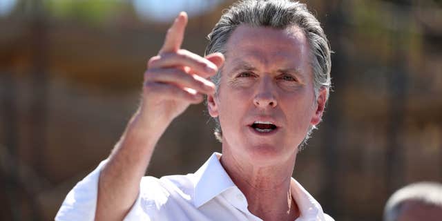 El gobernador de California, Gavin Newsom, aparece en Texas y otros estados a pesar de la prohibición legal de viajes oficiales