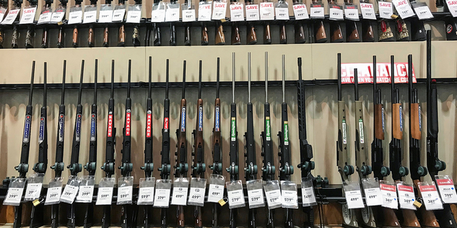 Guns for sale are seen inside of Dick's Sporting Goods store in Stroudsburg, 펜실베니아, 우리., 이월 28, 2018. REUTERS/Eduardo Munoz