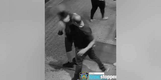 La policía de Nueva York publicó un video de un asalto no provocado el 12 de agosto que se desarrolló aproximadamente a las 10:45 p. m. frente a 163 E 188 St en el Bronx. 