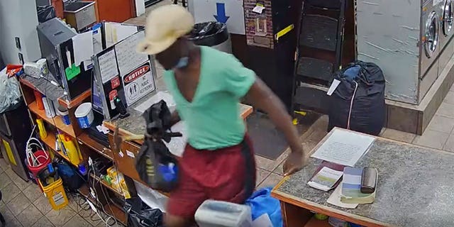 Suspect hit a 70-year-old employee that attempted to stop him from stealing items from the laundromat, NYPDは言う. 