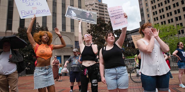 Les manifestants tiennent des pancartes pour exprimer leur point de vue lors d'un rassemblement pour les droits à l'avortement.  Des gens de nombreuses villes différentes se sont réunis pour soutenir et se mobiliser pour le droit à l'avortement.  À la lumière de la décision de la Cour suprême qui pourrait annuler Roe v. Wade, qui a été divulguée il y a environ deux semaines, des centaines de personnes à Dayton ont pris la parole et ont défilé pour avoir accès à l'avortement. 