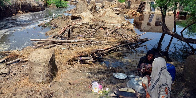 Des femmes pakistanaises font du pain près de leur maison endommagée entourée par les eaux de crue, à Jaffarabad, un district de la province du Balouchistan, dans le sud-ouest du Pakistan, le dimanche 28 août 2022. Des troupes de l'armée sont déployées dans la zone touchée par les inondations au Pakistan pour des opérations de sauvetage et de secours d'urgence en cas d'inondations soudaines déclenché après de fortes pluies de mousson dans la majeure partie du pays qui ont frappé de nombreux districts dans les quatre provinces. 