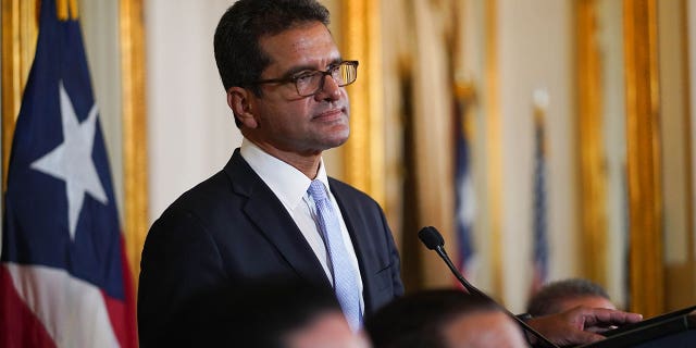 SAN JUAN, PORTO RICO : le gouverneur par intérim de Porto Rico, Pedro Pierluisi, répond aux questions lors d'une conférence de presse lors de sa première journée dans l'hôtel particulier du gouvernement le 2 août 2019 à San Juan, Porto Rico.