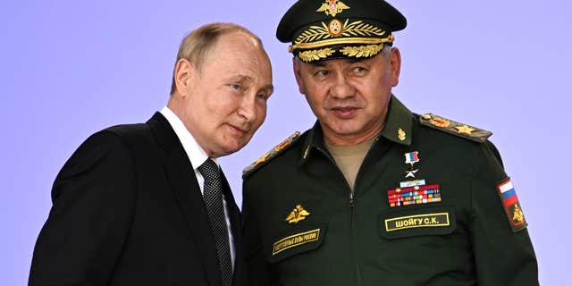 De Russische president Vladimir Poetin, links, belooft de militaire samenwerking van Rusland met zijn bondgenoten te versterken tijdens het Leger 2022 Internationaal Militair en Technisch Forum in Patriot Park, buiten Moskou, Rusland, op 15 augustus 2022.