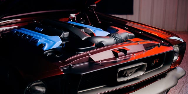 Η Mustang τροφοδοτείται από έναν νέο V8 κινητήρα 5,0 λίτρων.