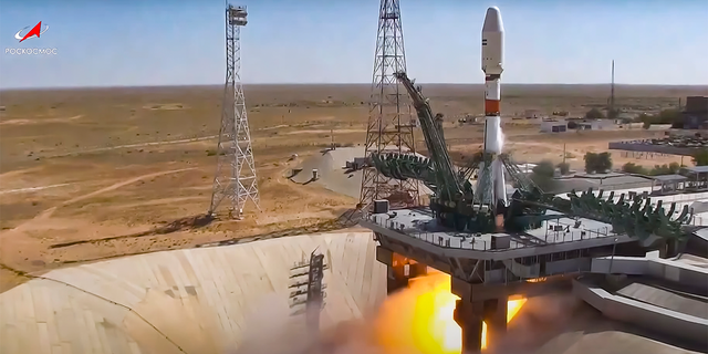 En esta foto del folleto tomada de un video publicado por Roscosmos el martes 9 de agosto de 2022, un cohete ruso Soyuz despega para poner en órbita el satélite iraní Khayam en la estación espacial alquilada por Rusia de Baikonur cerca de Baikonur, Kazajistán. 